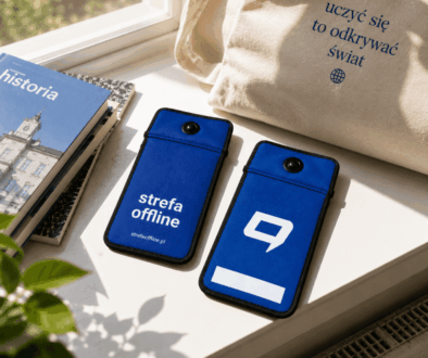 Dwa zamknięte etui na telefon Strefa Offline na parapecie obok podręcznika i płóciennej torby