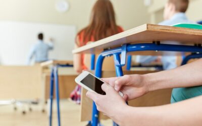 Uczeń korzysta z telefonu pod ławką podczas lekcji