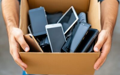 Kartonowe pudełko pełne telefonów komórkowych – depozyt telefonów w szkole