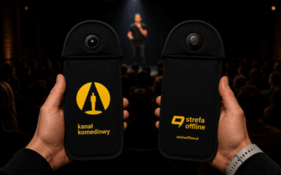 Czarne etui na telefon z logo kanału komediowego i Strefa Offline na tle sceny