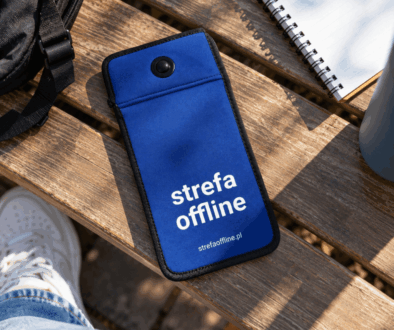 Zamykane etui na telefon Strefa Offline na drewnianej ławce