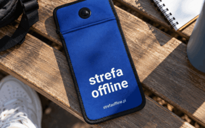 Zamykane etui na telefon Strefa Offline na drewnianej ławce