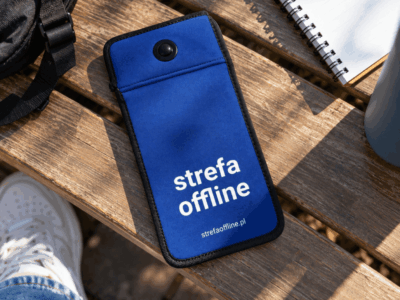 Zamykane etui na telefon Strefa Offline na drewnianej ławce