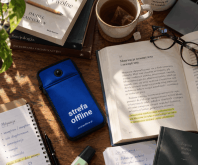 Etui Strefa Offline na biurku wśród książek i notatek
