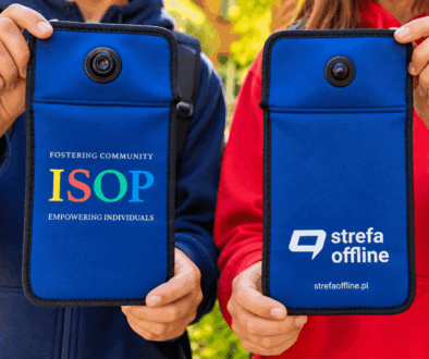 Uczniowie pokazują etui na telefon z logo szkoły ISOP i logo Strefa Offline