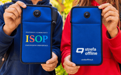 Uczniowie pokazują etui na telefon z logo szkoły ISOP i logo Strefa Offline